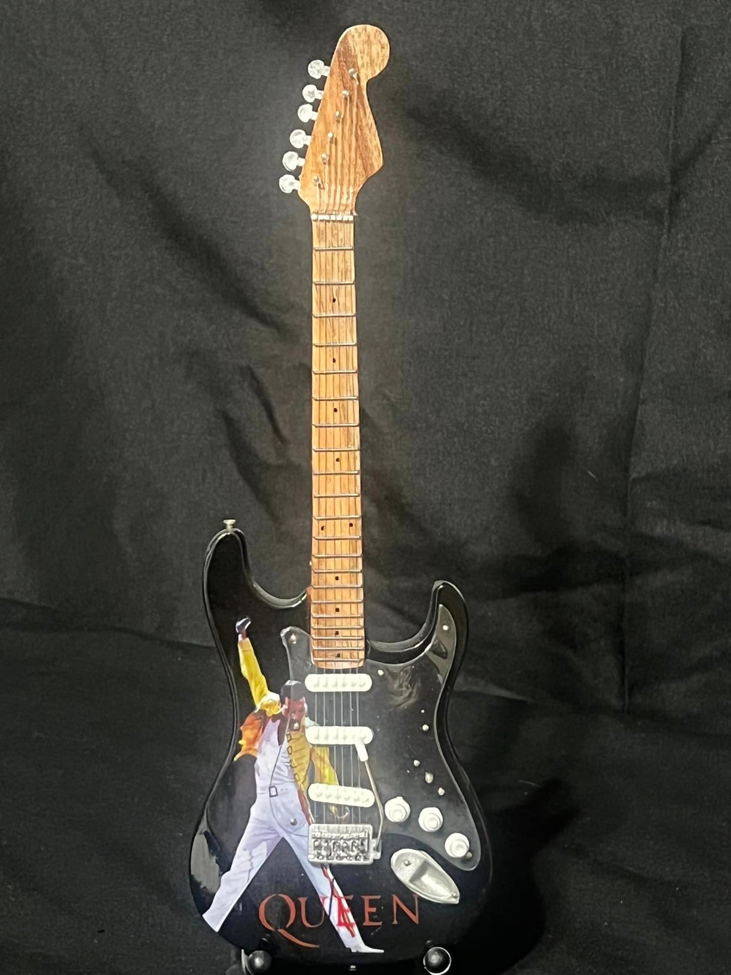 QUEEN- FREDDIE MERCURY MINI REPLICA GUITAR